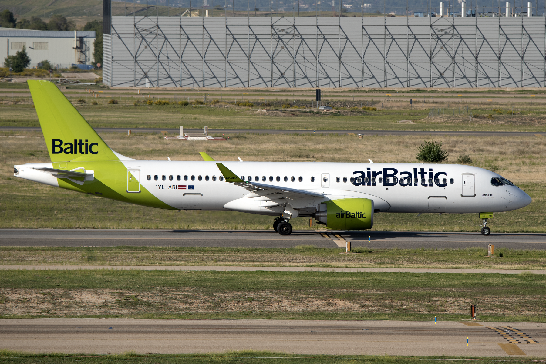 Airbus A220 airBaltic en la pista. Foto: Raúl Viorel Moga