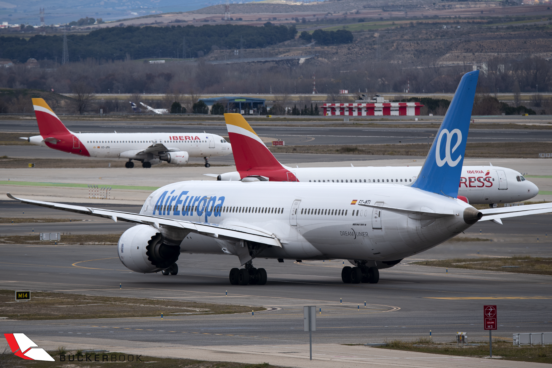 Boeing B787-9 de Air Europa y delante dos A320 de Iberia e Iberia Express. Foto: Raúl Viorel Moga