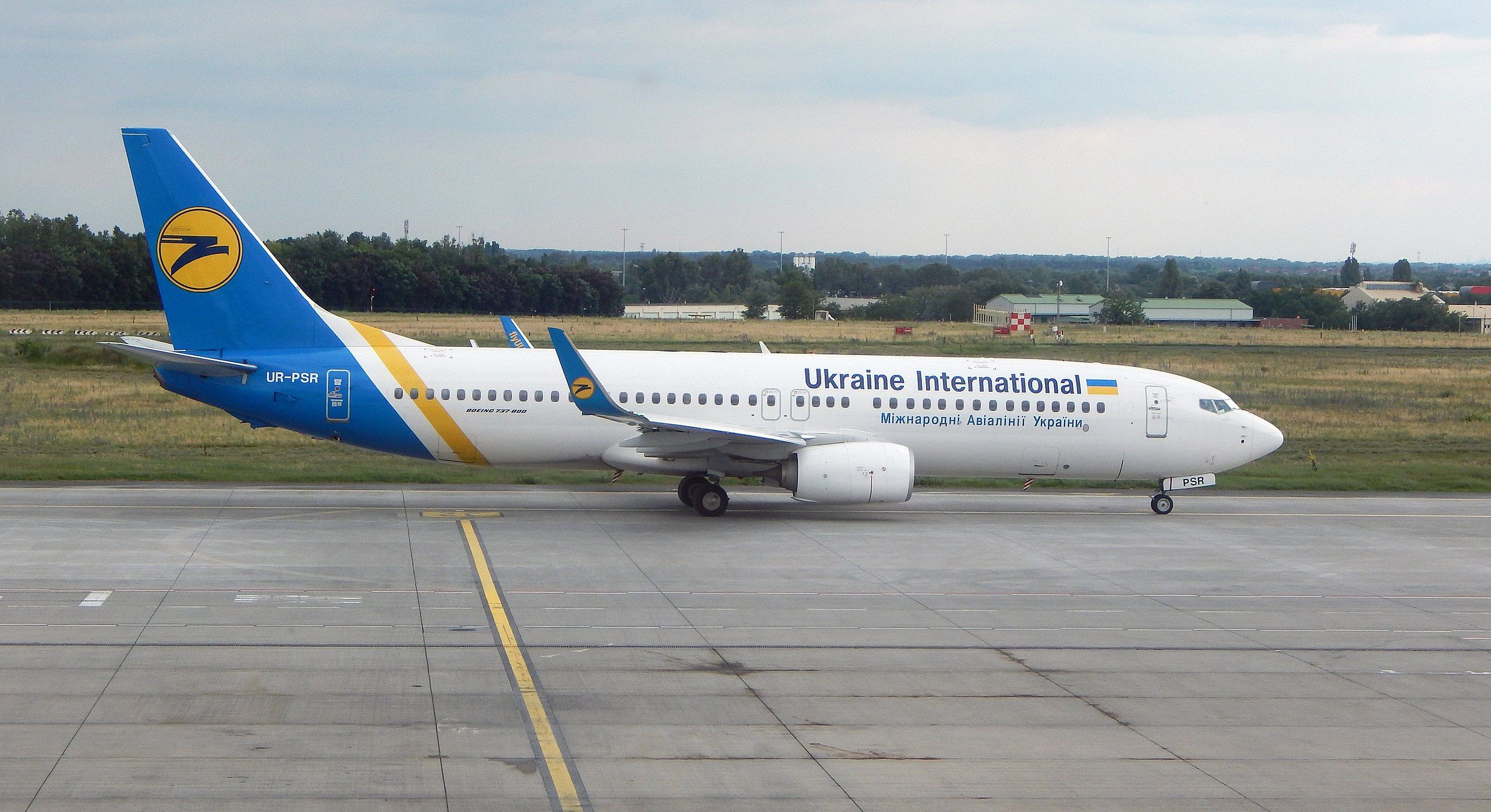 El 737 derribado, el UR-PSR, fotografiado poco después de su entrega. Foto: Planes Airshows