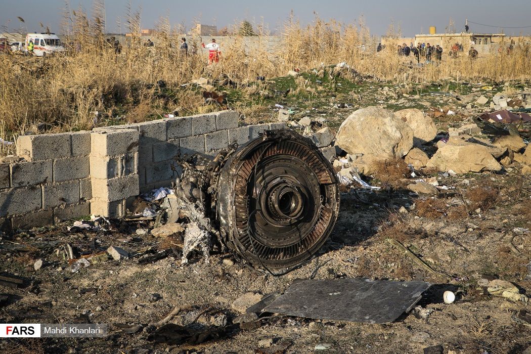 Los motores han sido junto con alguna parte del fuselaje las piezas más grandes encontradas. Foto: Mahdi Khanlari -Fars Media Corporation