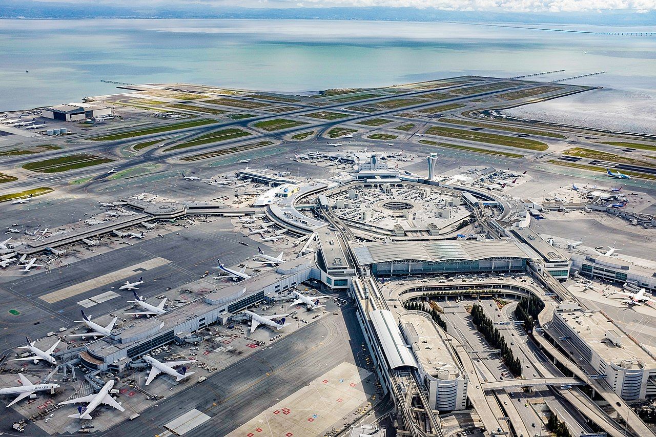 Foto aérea del aeropuerto de San Francisco, con United Airlines como aerolínea predominante. Foto: Russss vía Wikipedia Commons