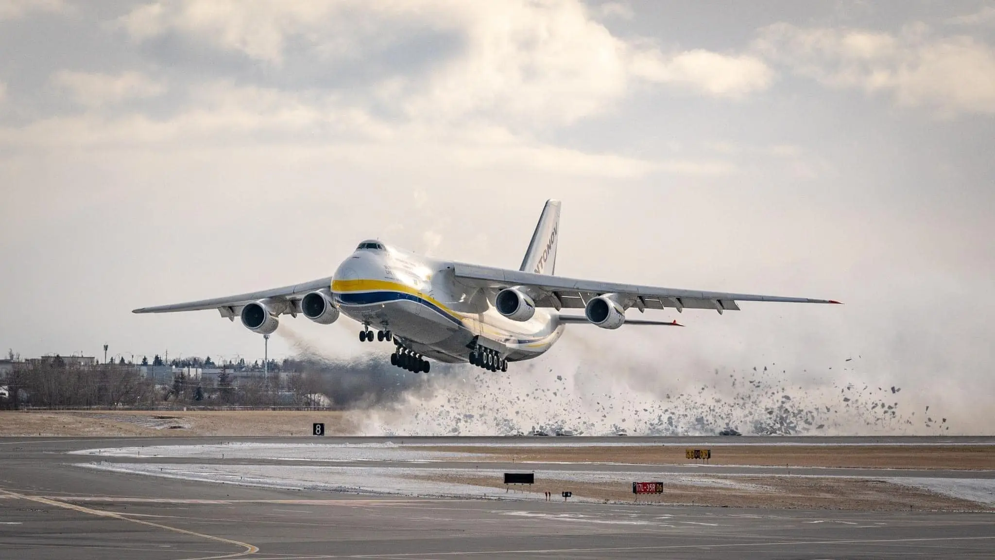 Antonov-AN-124-despegando