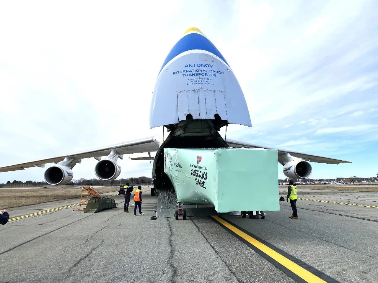 Antonov-AN-124-sacando-la-mercancia