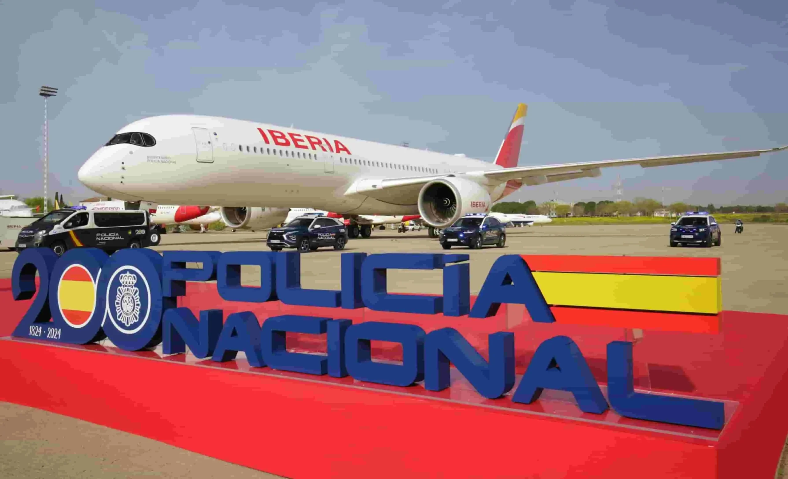 El-nuevo-A350-de-Iberia-ha-sido-bautizado-como-Bicentenario-de-la-Policía-Nacional