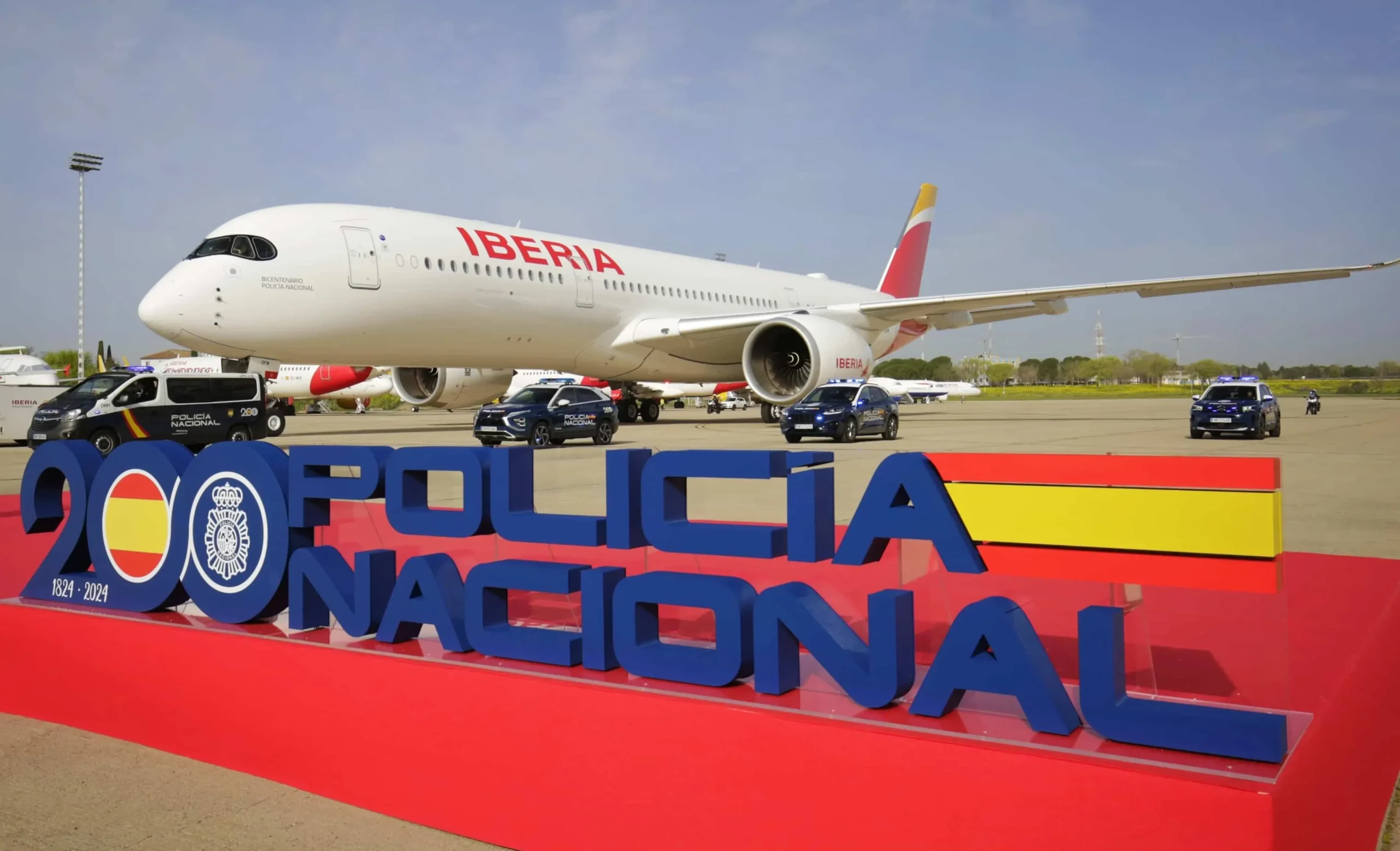 El nuevo A350 de Iberia ha sido bautizado como Bicentenario de la Policía Nacional. Foto Iberia