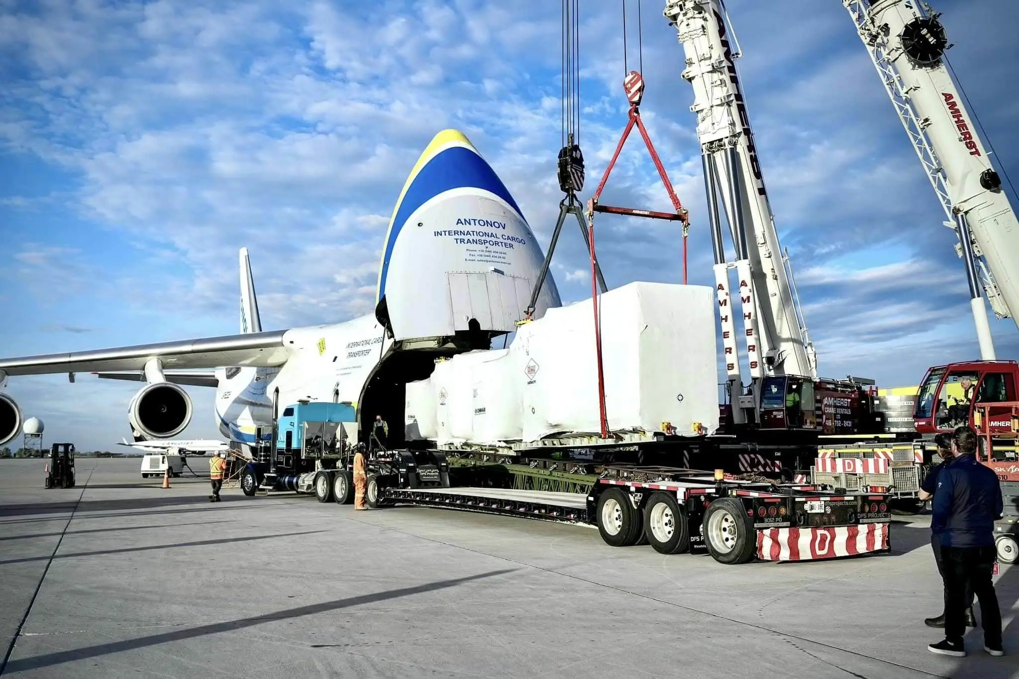 Operarios-trabajando-y-la-mercancia-que-lleva-un-Antonov-AN-124