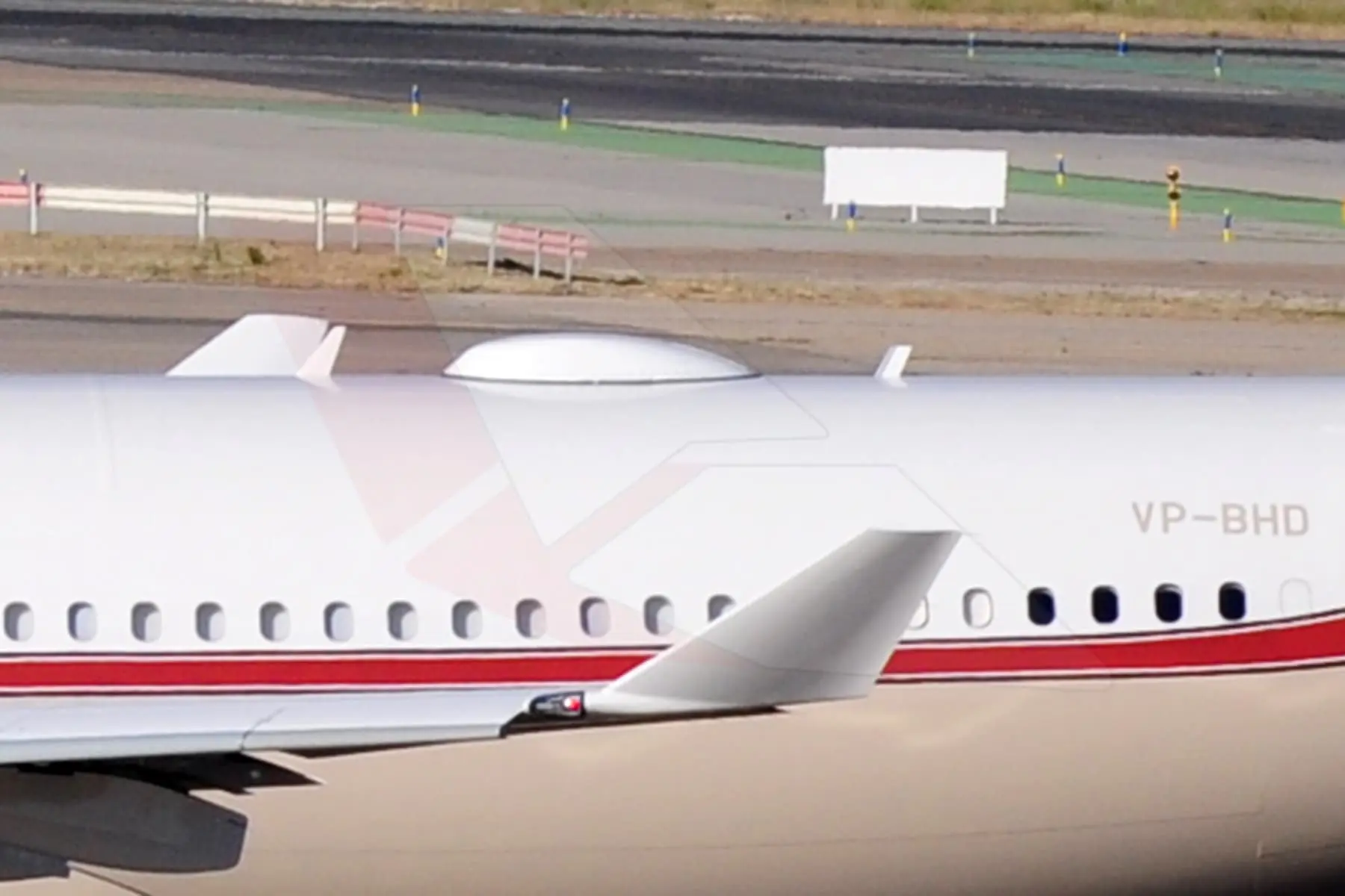 Así es una antena de un avión que dispone de sistema de internet a bordo. Aunque realmente la antena está dentro de esta protección aerodinámica