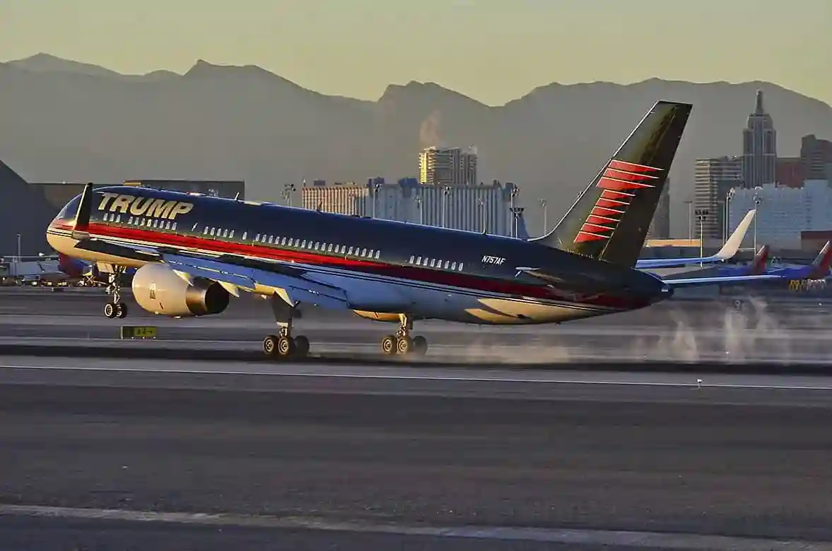 El Boeing 757-200 de Donald Trump aterrizando en el aeropuerto de Las Vegas. Foto:Tomás del Coro