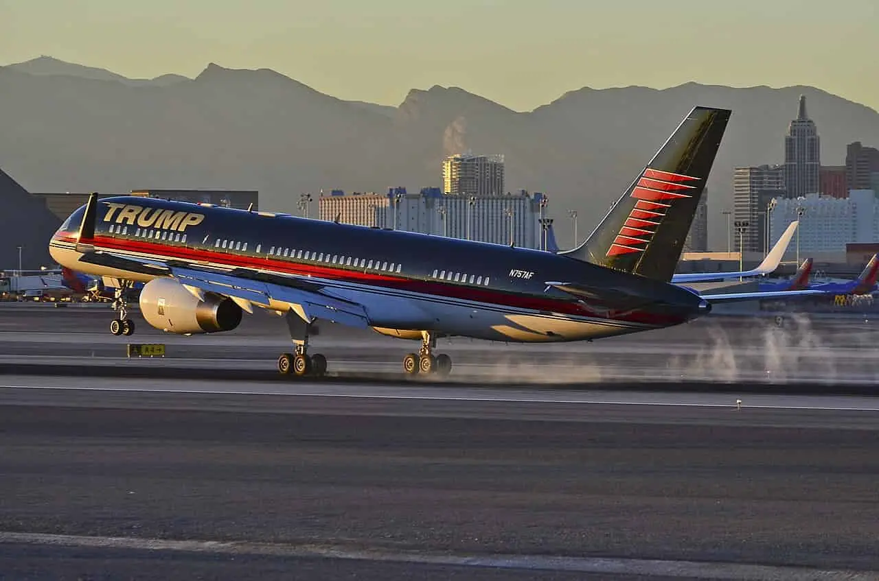 El Boeing 757-200 de Donald Trump aterrizando en el aeropuerto de Las Vegas. Foto: Tomás del Coro