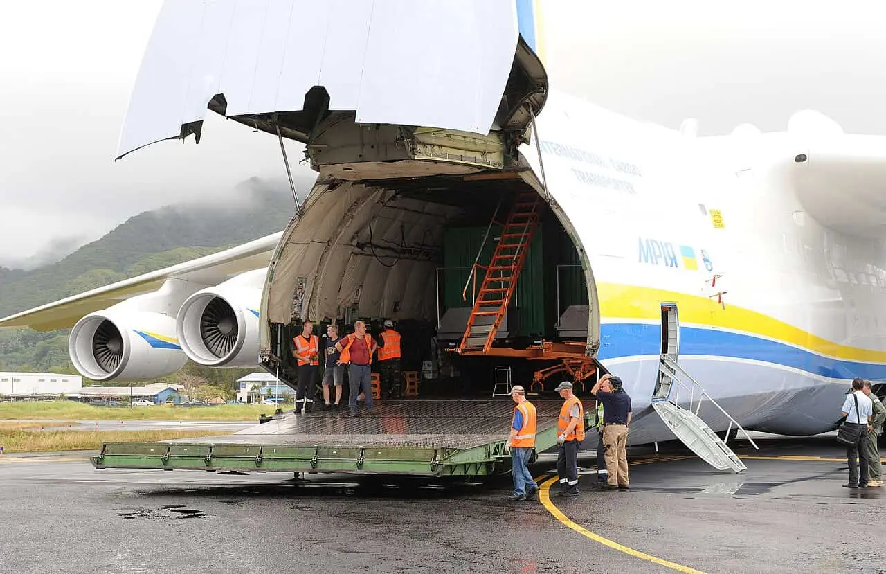 El AN-225 era muy versátil pues podía ser cargado tanto por la compuerta delantera como por las traseras, facilitando el movimiento de las cargas. Foto: Casey Deshong