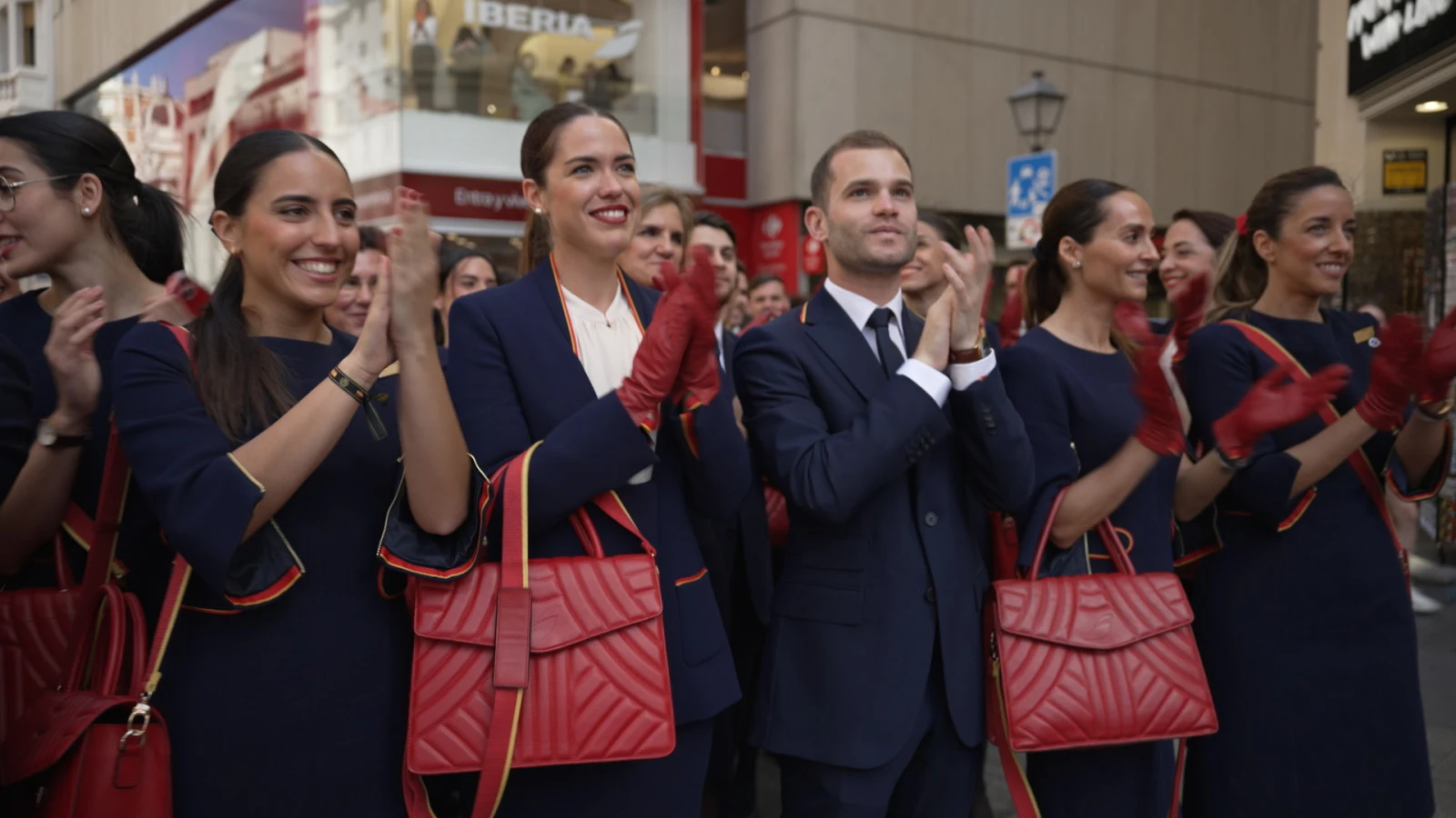 Tripulantes de cabina de Iberia aplaudiendo durante el evento