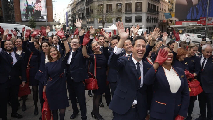 Tripulantes de cabina de Iberia en la Gran Vía de Madrid