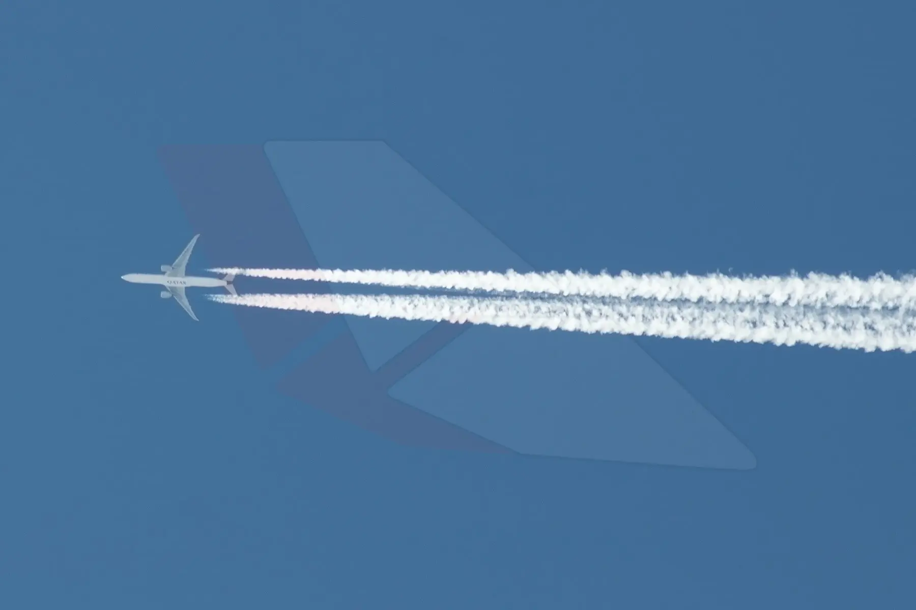 Boeing 777 de Qatar Airways volando a altitud de crucero un día claro