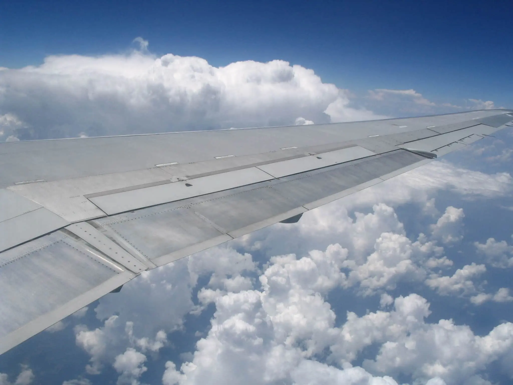 Vista de un ala de un avión que vuela cerca de una tormenta, una zona que generalmente tiene turbulencias pero que se pueden prever. Foto: Chiara Coetzee