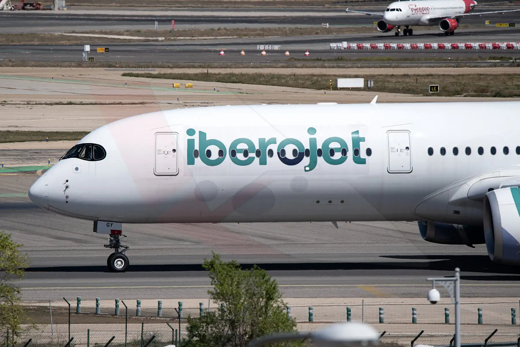 Airbus A350-900 de Iberojet. Aún se aprecia el logo de Evelop