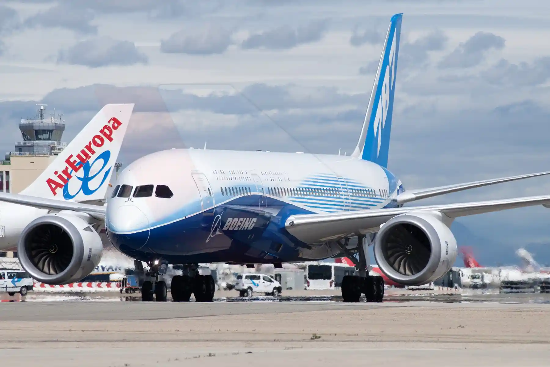 El primer Boeing B787 que aterrizó en España fue una unidad de pruebas de Boeing que realizó un tour mundial para presentarlo a sus clientes.