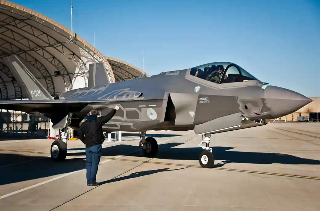 El primer F-35 holandés a punto de realizar su primer vuelo en un ya lejano 18 de diciembre del año 2013. Foto: USAF / Samuel King Jr.