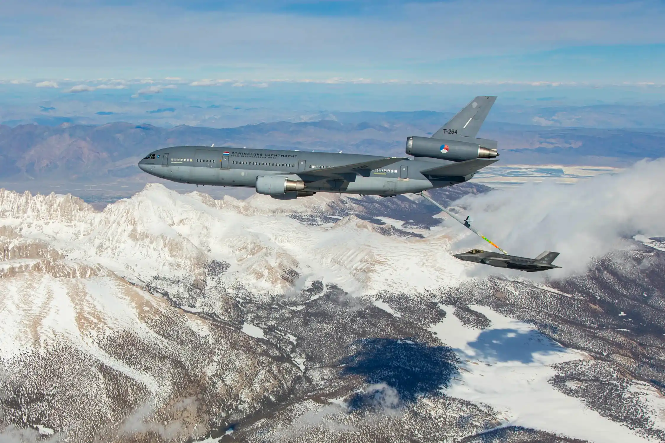 Los Países Bajos realizaron entrenamientos con sus KDC-10 desde etapas bien tempranas para dar soporte a sus F-35. En la imagen, entrenando con un F-35 norteamericano. Foto: USAF