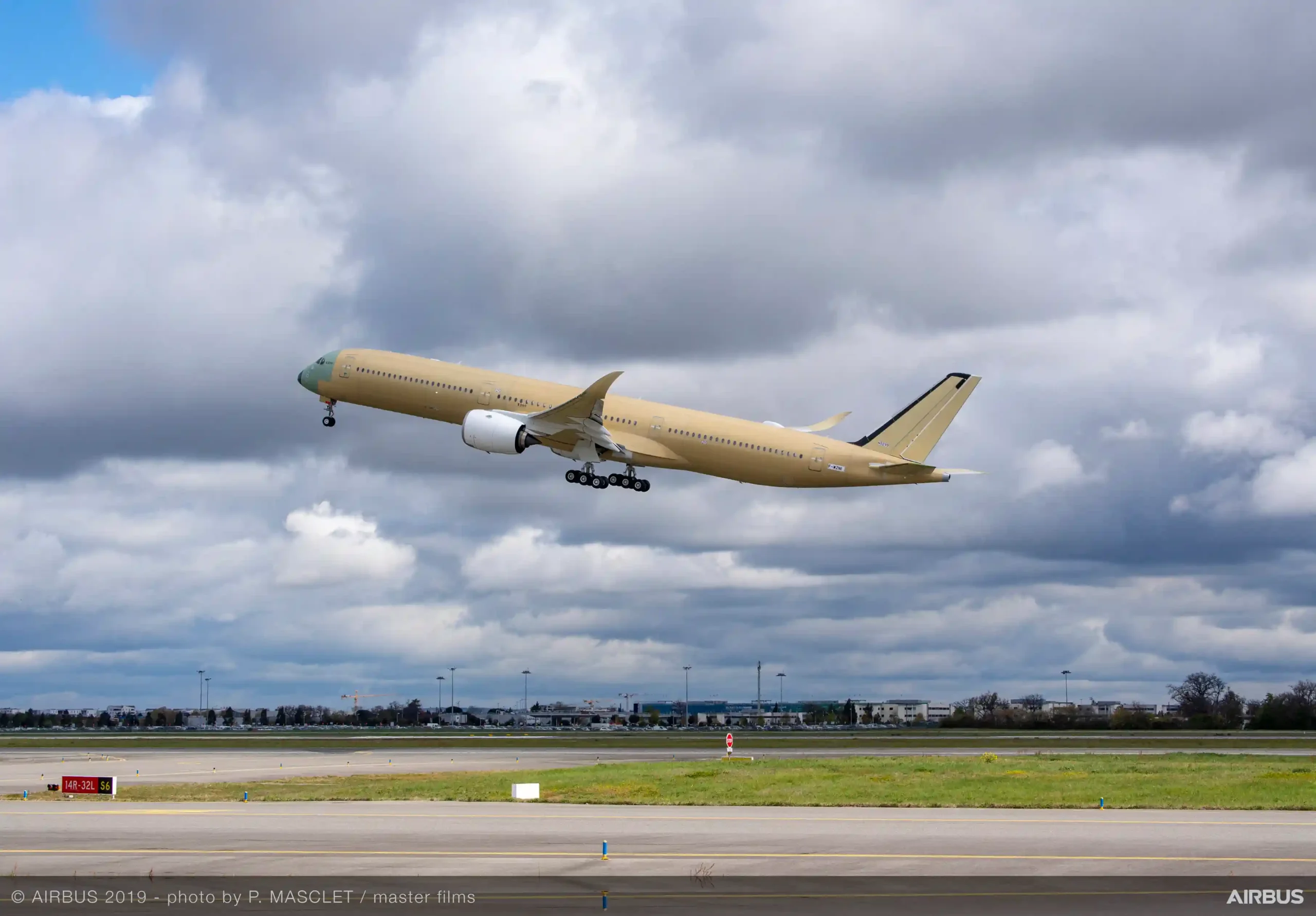 El primer A350 de Etihad durante uno de sus primeros vuelos de prueba, aún con la imprimación previa a la pintura definitiva. Foto: Airbus.