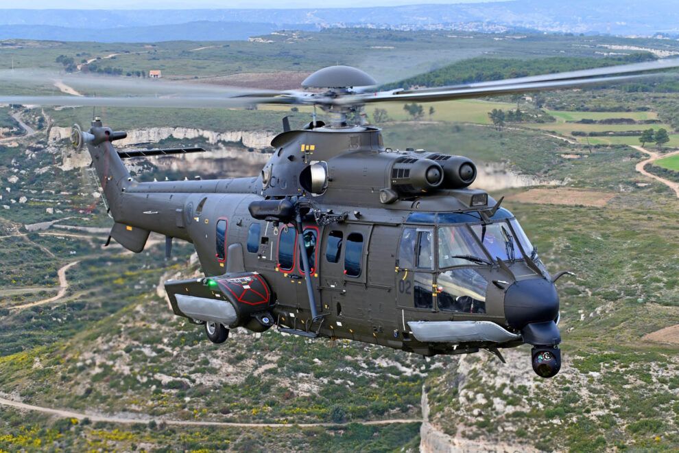 Helicóptero Airbus H225M de la Fuerza Aérea de Singapur en vuelo