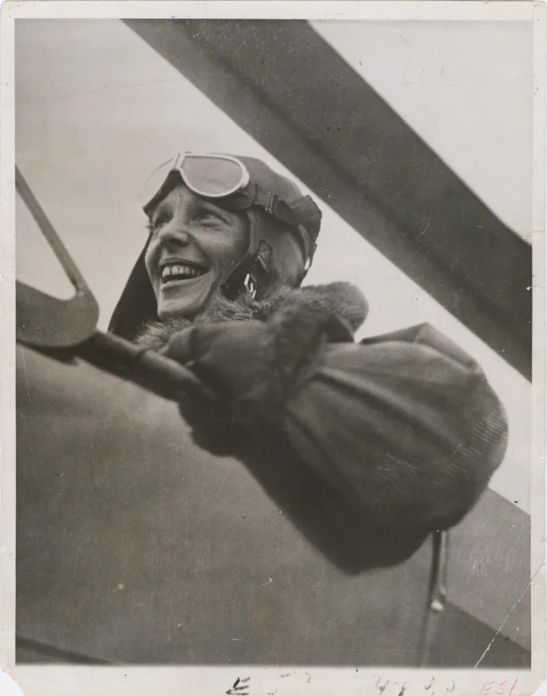 Amelia Earhart en un autogiro en 1930