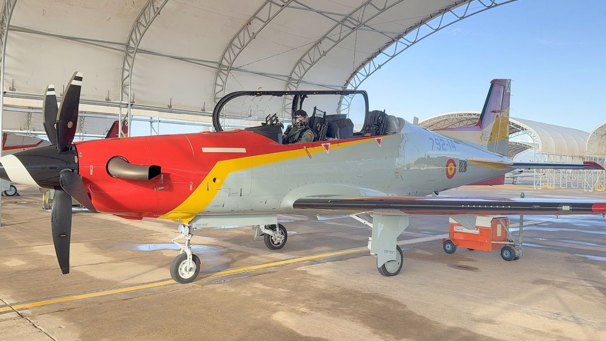 Princesa Leonor tras su primer vuelo en solitario mostrando el parche conmemorativo