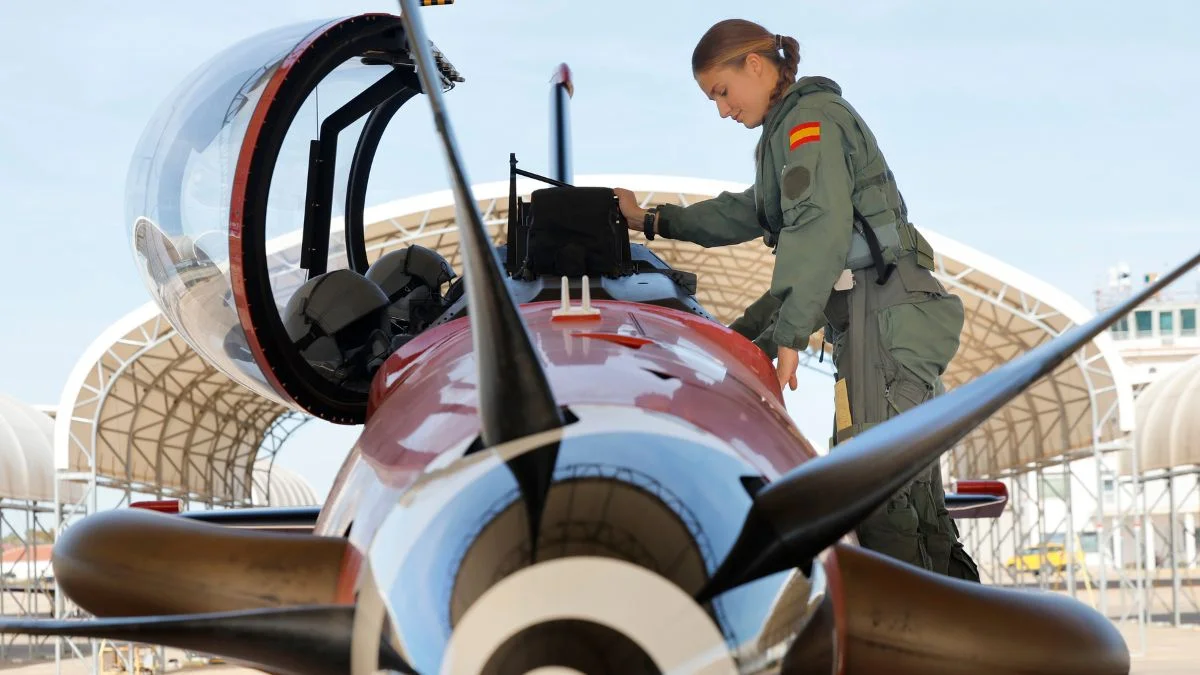 La Princesa Leonor subiendo a la cabina del avión Pilatus PC-21 en la Academia General del Aire