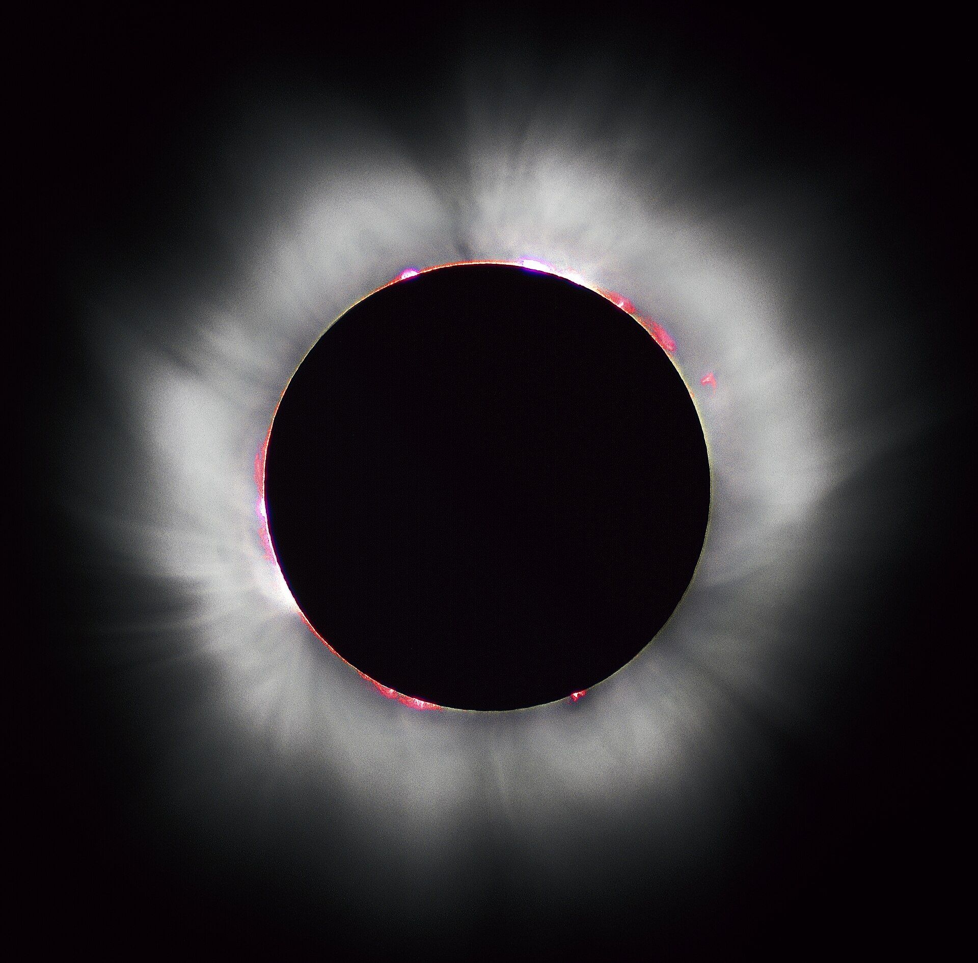 Detalle de la corona solar durante la fase de totalidad de un eclipse de Sol.