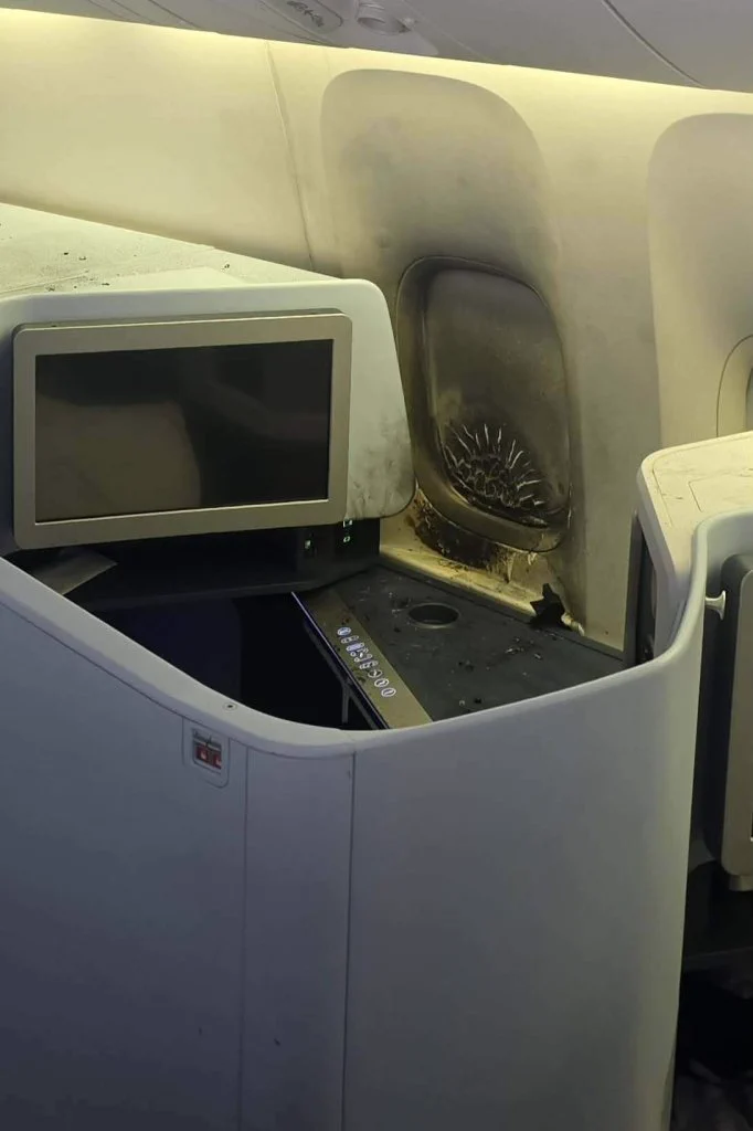 Batería externa calcinada tras el incendio en la cabina del avión.
